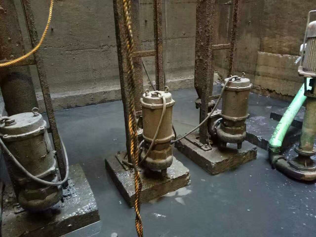 大涌镇污水池清理